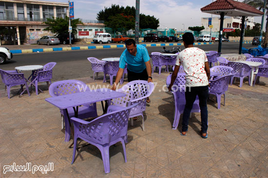 عمال يجهزون المقاعد استعدادًا لاستقبال رواد الكورنيش  -اليوم السابع -5 -2015