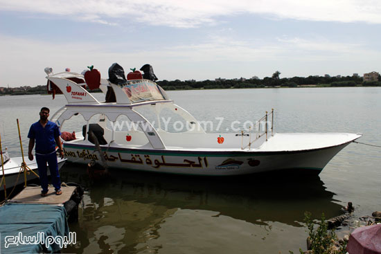 قارب سياحى يقف على مرسى صغير على الكورنيش -اليوم السابع -5 -2015
