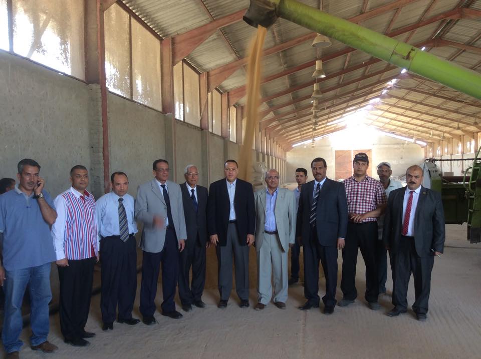 صورة جماعية لرئيس الجامعة مع قيادات طب بيطرى داخل المزرعة  -اليوم السابع -5 -2015