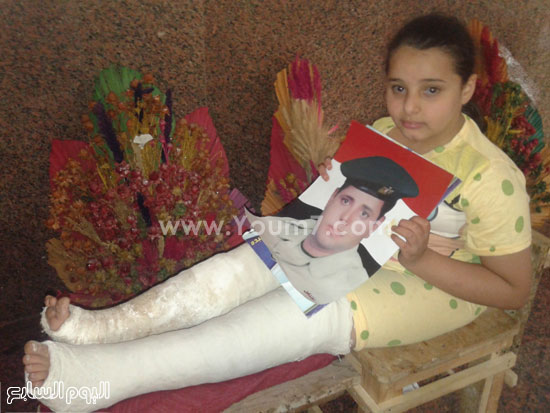 الطفلة رحمة بيدها صورة والدها الشهيد -اليوم السابع -5 -2015