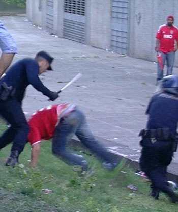 تعدى أفراد الشرطة البرتغالية على أحد المشجعين -اليوم السابع -5 -2015