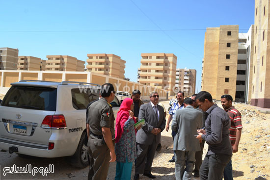 المحافظ أثناء جولته بمدينة الاستقبال  -اليوم السابع -5 -2015