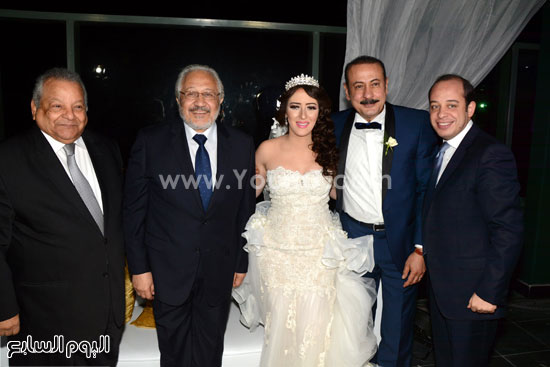 	العروسان يتوسطان خالد ذكى ونجله تامر وإبراهيم أبو ذكرى -اليوم السابع -5 -2015