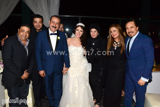	العروسان يتوسطان محمد رياض ورانيا محمود ياسين وصابرين ومحمود شميس -اليوم السابع -5 -2015