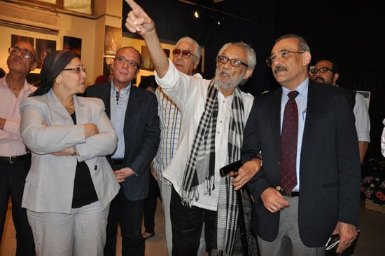 	الدكتور ياسر صقر، والفنان ناجى شاكر يتفقدان المعرض -اليوم السابع -5 -2015