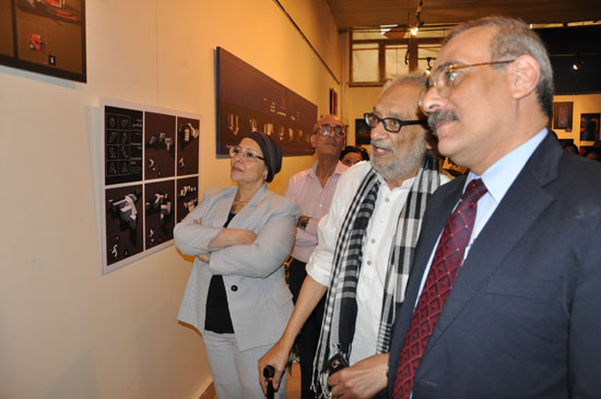 	رئيس جامعة حلوان يستمع لشرح من الفنان ناجى شاكر عن اللوحات -اليوم السابع -5 -2015