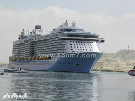السفينة أثناء عبورها أمام قناة الاتصال بين القناتين الجديدة والقديمة -اليوم السابع -5 -2015