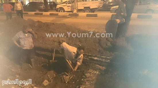 العمال خلال الحفر لاسخراج المواسير التالفة -اليوم السابع -5 -2015
