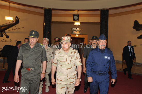  كبار القادة أثناء استقبال وزير الدفاع فى مطار ألماظة  -اليوم السابع -5 -2015