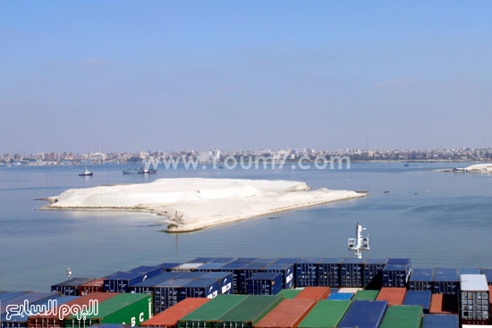 مقدمة السفينة أثناء مرورها من تفريعة بحيرة التمساح -اليوم السابع -5 -2015