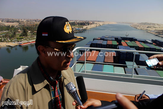 الفريق مهاب مميش يستقبل طاقم السفينة فى أول رحلة لها بقناة السويس -اليوم السابع -5 -2015