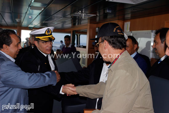 	الفريق مهاب مميش يصافح أحد أفراد طاقم السفينة العملاقة  -اليوم السابع -5 -2015