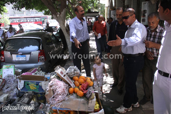 شرطة المرافق وحى غرب القاهرة خلال حملة إزالة الإشغالات والباعة الجائلين بالميدان -اليوم السابع -5 -2015