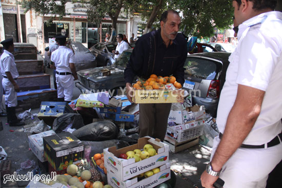 أحد البائعين يزيل بضاعته -اليوم السابع -5 -2015
