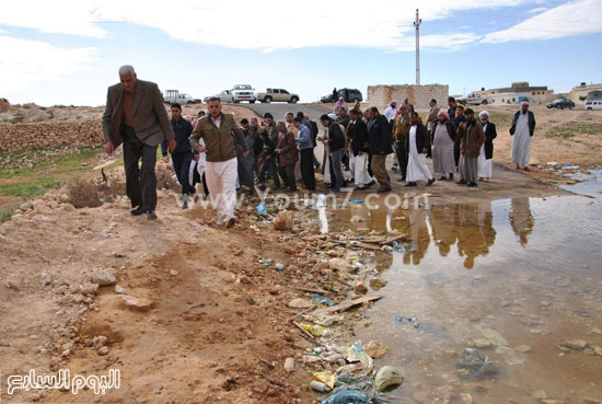 	محافظ مطروح الأسبق اللواء أحمد الهياتمى يتتبع مجرى مياه الصرف لمعرفة مصدرها -اليوم السابع -5 -2015