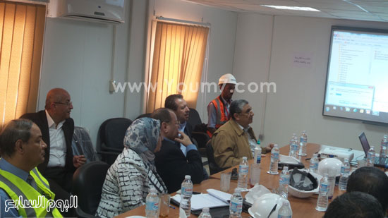 وزير الكهرباء أثناء حديثه مع العاملين بالمحطة -اليوم السابع -5 -2015