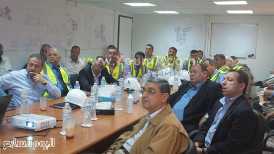 الوزير خلال اجتماعه مع العاملين بالمحطة  -اليوم السابع -5 -2015