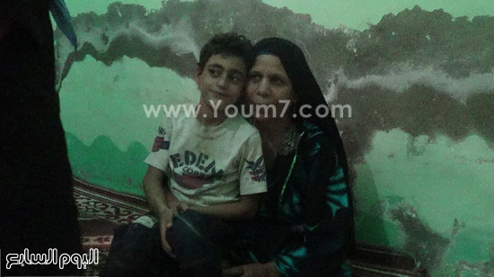 والدة عماد مع نجله بشوى  -اليوم السابع -5 -2015