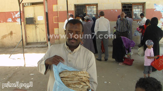 2-	أحد المواطنين بعد حصوله على الخبز بالمنظومة الجديدة -اليوم السابع -5 -2015