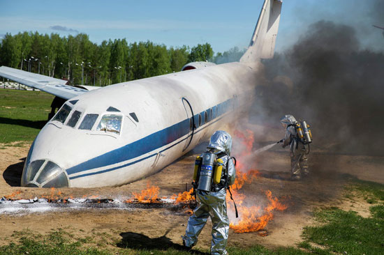 رجال الإطفاء يقاومون الحرائق فى حالة سقوط الطائرة  -اليوم السابع -5 -2015