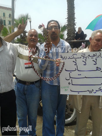 3-	أحد المتظاهرين يرفع نموذجا لحبل مشنقة -اليوم السابع -5 -2015