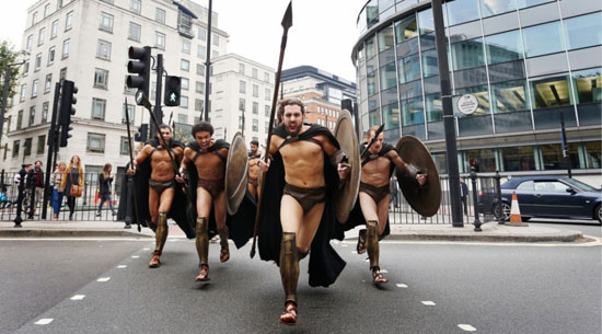  المحاربون ينتشرون فى شوارع لندن للدعاية للفيلم -اليوم السابع -5 -2015