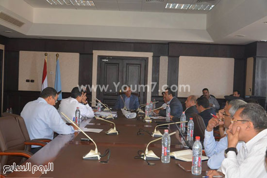 2- محافظ البحر الأحمر خلال مناقشة إعادة تخطيط ميادين المدينة -اليوم السابع -5 -2015
