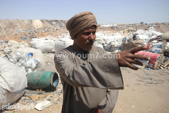 أحد العمال يشير إلى الحياة وسط الصحراء سعيا وراء أكل العيش -اليوم السابع -5 -2015
