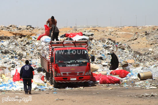 سيارات النقل تنقل مخالفات المصانع تمهيدا لبيعها  -اليوم السابع -5 -2015