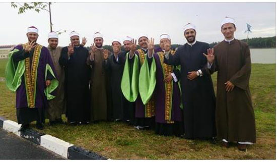 صورة جماعية لـ10 دعاة بالزى الدينى الماليزى يرفعون شعار رابعة -اليوم السابع -5 -2015
