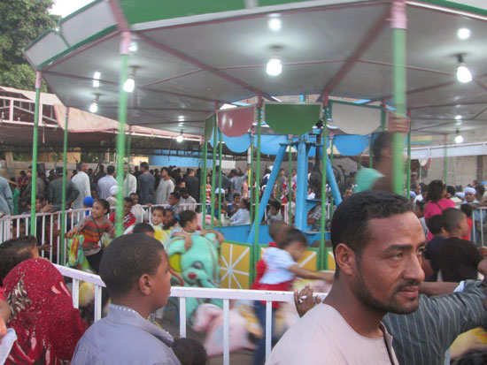 الأطفال يلهون فى الألعاب بمولد الشيخ العشى -اليوم السابع -5 -2015