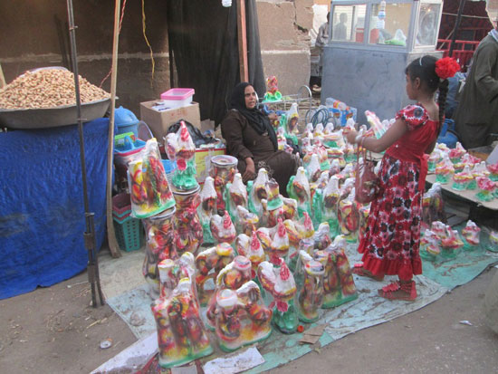 طفلة تشترى الألعاب والهدايا خلال مولد الشيخ العشى -اليوم السابع -5 -2015