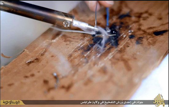 	أعمال اللحام فى ورش تصنيع داعش -اليوم السابع -5 -2015