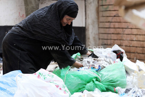 إحدى السيدات تفرز القمامة بالشارع  -اليوم السابع -5 -2015