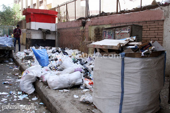 سور مدرسة صفط اللبن الابتدائية رمزا للقمامة  -اليوم السابع -5 -2015