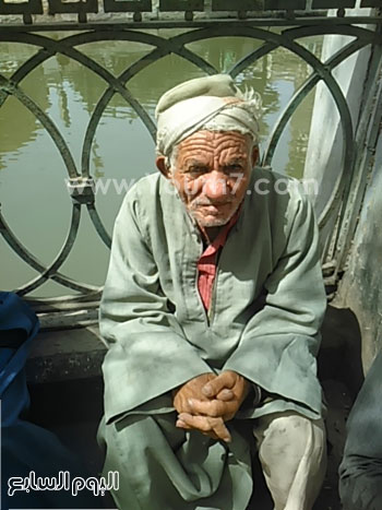 عامل يومية مسن ينظر دوره -اليوم السابع -5 -2015