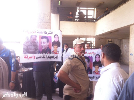  بنرات عليها صور ضحايا الشرطة أمام محكمة الجنايات -اليوم السابع -5 -2015
