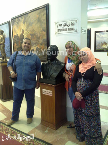 الطلائع يلتقطون صورا تذكارية بجوار تمثال الرئيس الأسبق محمد أنور السادات -اليوم السابع -5 -2015