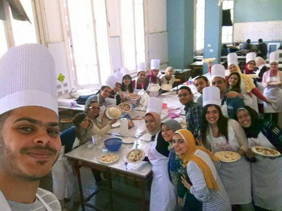 2) الأساتذة أحضروا شيف متخصص لتعليم طلابهم الطبخ -اليوم السابع -5 -2015