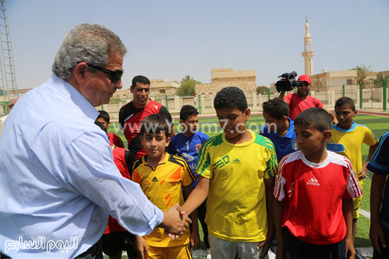  الوزير يسلم على فريق كرة القدم الخماسى الطلائع بمركز الشباب  -اليوم السابع -5 -2015
