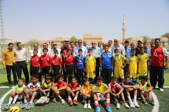  صور تذكارية الفريق كرة القدم مع الوزير والمحافظ بمركز شباب الساحل  -اليوم السابع -5 -2015