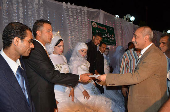 محافظ كفر الشيخ يسلم العريس مساعدة -اليوم السابع -5 -2015