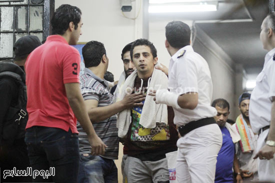  احد المحتجزين بصحبة ضابط -اليوم السابع -5 -2015