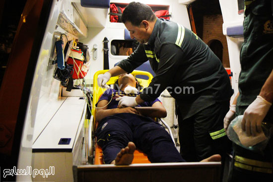  احد المصابين داخل سيارة الاسعاف -اليوم السابع -5 -2015