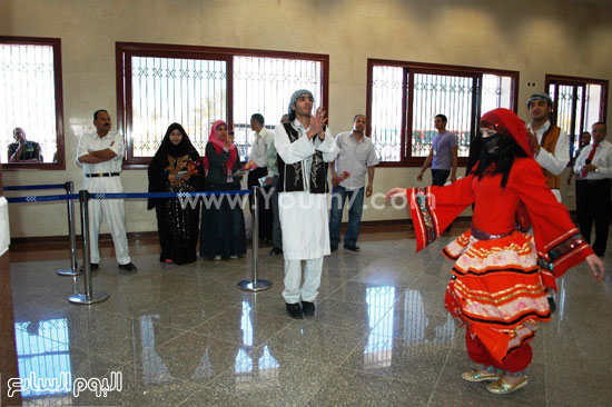 فرق الفنون الشعبية بمطروح تستقبل السياح بالمطار -اليوم السابع -5 -2015