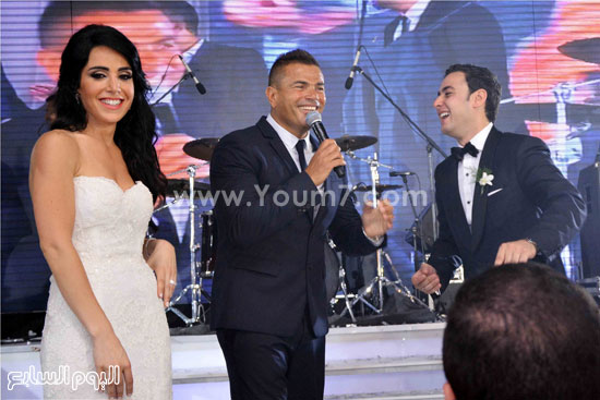 عمرو يداعب العروسين -اليوم السابع -5 -2015