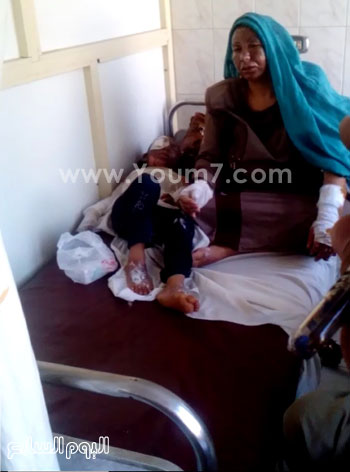 إحدى المصابات بجوارها ابنتها مصابة -اليوم السابع -5 -2015