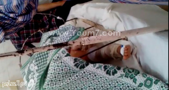  طفل مصاب ومغطى بملاءة -اليوم السابع -5 -2015