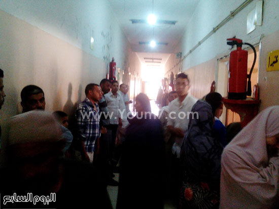  أقارب المصابين ينتظرونهم خارج عنابر القسم -اليوم السابع -5 -2015