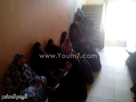   سيدات من أهالى  المصابين يجلسن خارج القسم -اليوم السابع -5 -2015